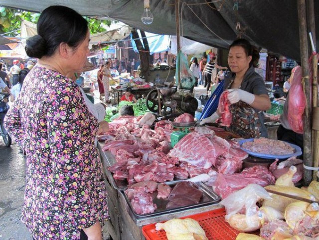 Thu nhập giảm nhưng người Việt ăn thịt, uống bia nhiều hơn - Ảnh 1.