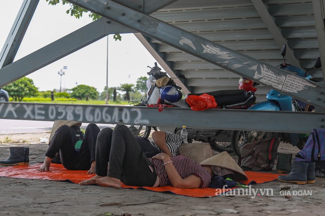 Chuyện những người phụ nữ bỏ quê lên phố bán lưng cho đất, bán mặt cho trời dưới cái nắng cháy thịt ở Hà Nội: Còn có nỗi sợ khác bên cạnh dịch bệnh - Ảnh 1.