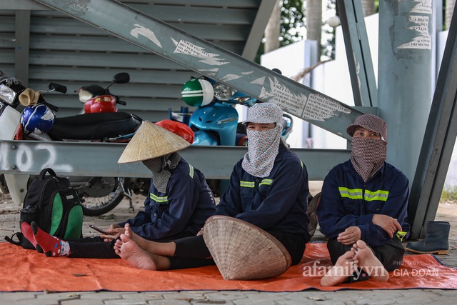 Chuyện những người phụ nữ bỏ quê lên phố bán lưng cho đất, bán mặt cho trời dưới cái nắng cháy thịt ở Hà Nội: Còn có nỗi sợ khác bên cạnh dịch bệnh - Ảnh 2.