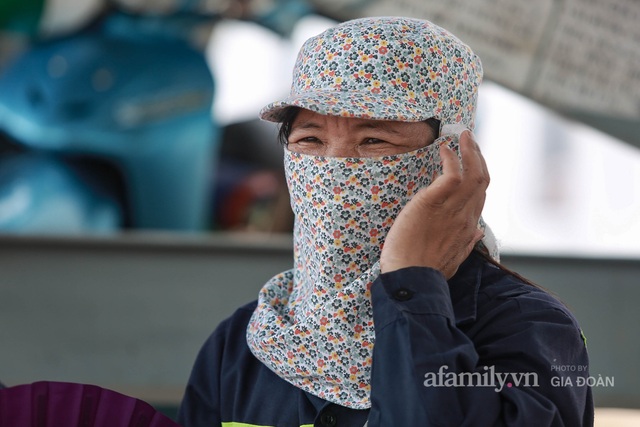 Chuyện những người phụ nữ bỏ quê lên phố bán lưng cho đất, bán mặt cho trời dưới cái nắng cháy thịt ở Hà Nội: Còn có nỗi sợ khác bên cạnh dịch bệnh - Ảnh 3.