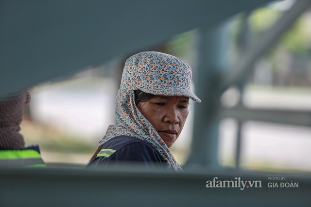 Chuyện những người phụ nữ bỏ quê lên phố bán lưng cho đất, bán mặt cho trời dưới cái nắng cháy thịt ở Hà Nội: Còn có nỗi sợ khác bên cạnh dịch bệnh - Ảnh 4.