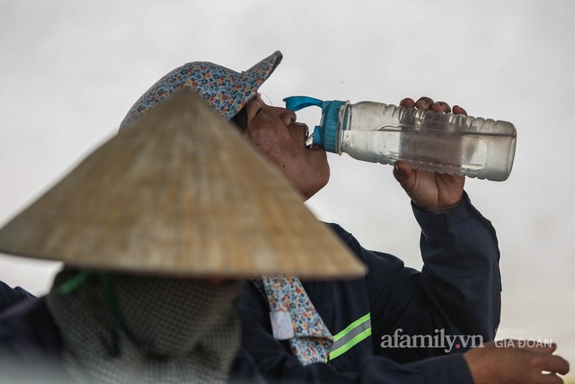 Chuyện những người phụ nữ bỏ quê lên phố bán lưng cho đất, bán mặt cho trời dưới cái nắng cháy thịt ở Hà Nội: Còn có nỗi sợ khác bên cạnh dịch bệnh - Ảnh 5.