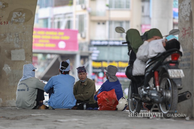 Chuyện những người phụ nữ bỏ quê lên phố bán lưng cho đất, bán mặt cho trời dưới cái nắng cháy thịt ở Hà Nội: Còn có nỗi sợ khác bên cạnh dịch bệnh - Ảnh 6.