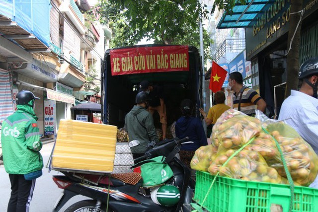 Chùm ảnh: Vượt tâm dịch về Hà Nội, vải thiều Bắc Giang được người Hà Nội vui vẻ rủ nhau xếp hàng giải cứu - Ảnh 3.