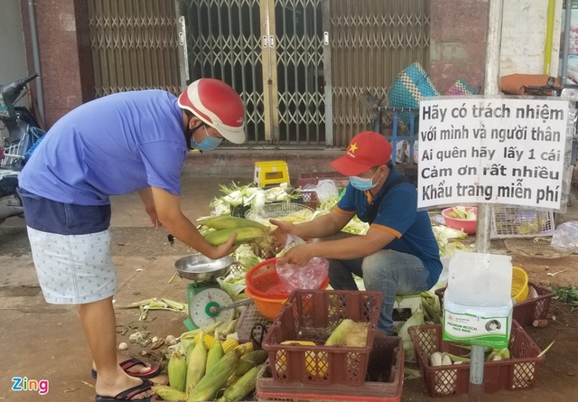 Ai quên hãy lấy một cái, khẩu trang miễn phí - Ảnh 1.