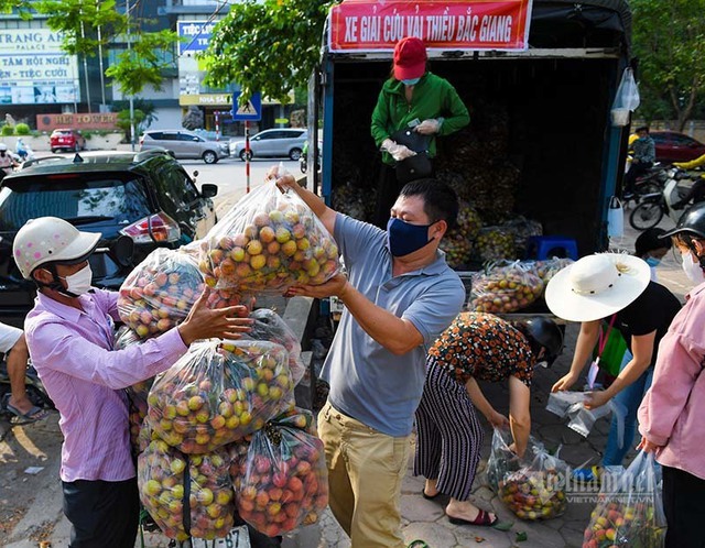 Hàng từ tâm dịch Bắc Giang đổ về, dân Hà Nội xuyên đêm ngóng đợi - Ảnh 11.