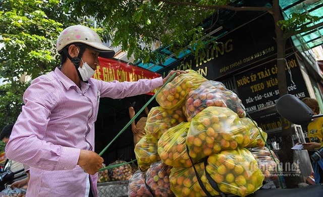 Hàng từ tâm dịch Bắc Giang đổ về, dân Hà Nội xuyên đêm ngóng đợi - Ảnh 12.