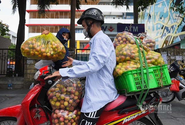 Hàng từ tâm dịch Bắc Giang đổ về, dân Hà Nội xuyên đêm ngóng đợi - Ảnh 13.