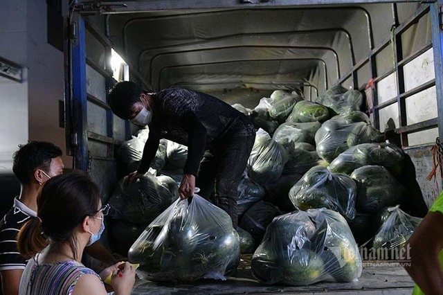 Hàng từ tâm dịch Bắc Giang đổ về, dân Hà Nội xuyên đêm ngóng đợi - Ảnh 6.