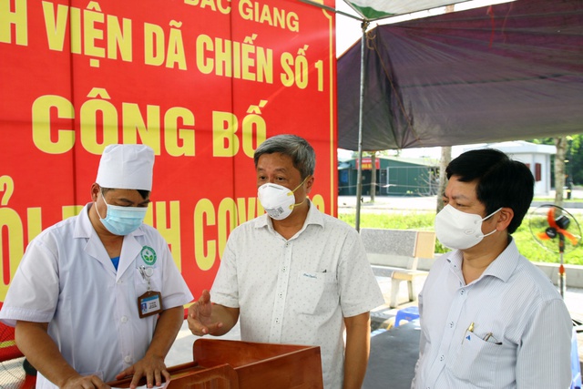 Những hình ảnh về 39 bệnh nhân COVID-19 đầu tiên tại Bắc Giang được ra viện - Ảnh 1.