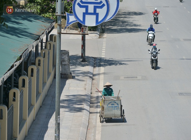 Nắng nóng đỉnh điểm từ đầu hè lên đến 40 độ C tại Hà Nội: Nhựa đường tan chảy, người dân dùng nước tưới đường giữa trưa - Ảnh 14.