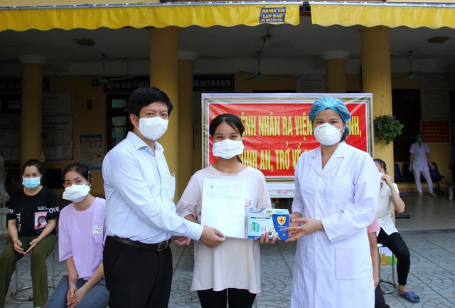 Những hình ảnh về 39 bệnh nhân COVID-19 đầu tiên tại Bắc Giang được ra viện - Ảnh 14.