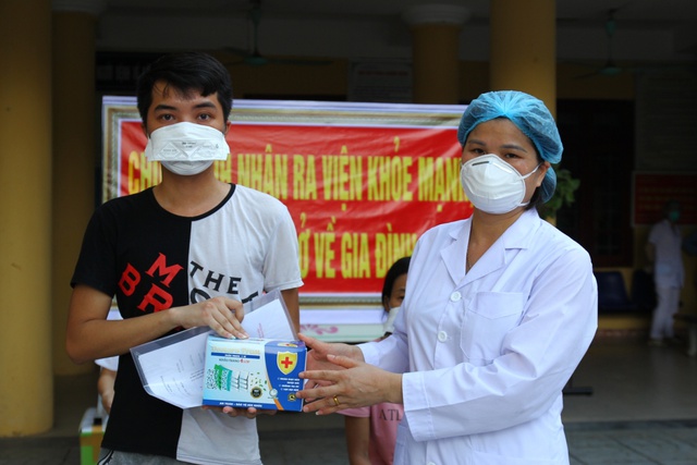 Những hình ảnh về 39 bệnh nhân COVID-19 đầu tiên tại Bắc Giang được ra viện - Ảnh 16.