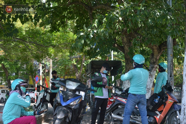 Nắng nóng đỉnh điểm từ đầu hè lên đến 40 độ C tại Hà Nội: Nhựa đường tan chảy, người dân dùng nước tưới đường giữa trưa - Ảnh 17.