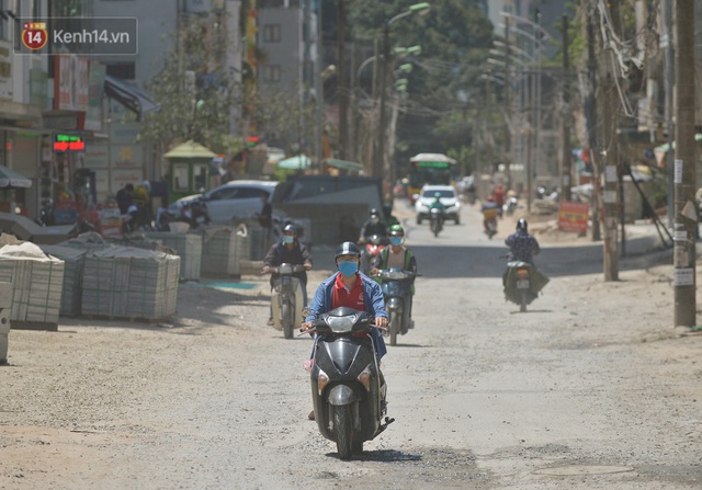 Nắng nóng đỉnh điểm từ đầu hè lên đến 40 độ C tại Hà Nội: Nhựa đường tan chảy, người dân dùng nước tưới đường giữa trưa - Ảnh 23.