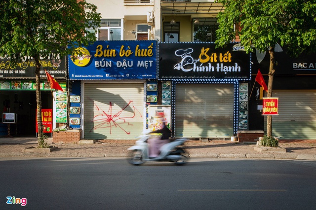 Quán bún ốc ở Hà Nội cả ngày chỉ bán được 3 suất cho khách mang về - Ảnh 2.