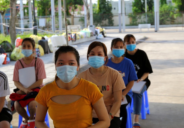 Những hình ảnh về 39 bệnh nhân COVID-19 đầu tiên tại Bắc Giang được ra viện - Ảnh 4.