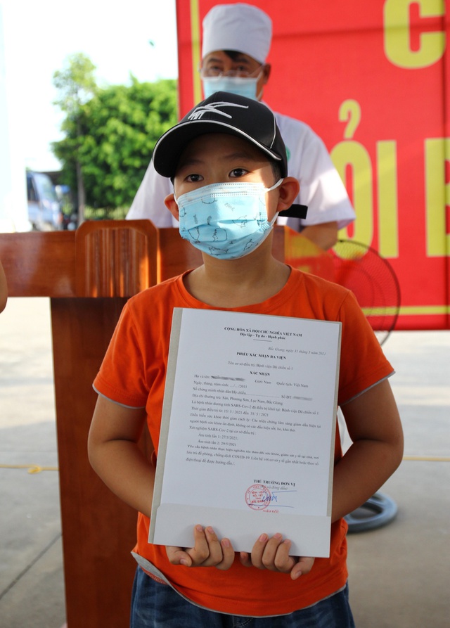 Những hình ảnh về 39 bệnh nhân COVID-19 đầu tiên tại Bắc Giang được ra viện - Ảnh 6.