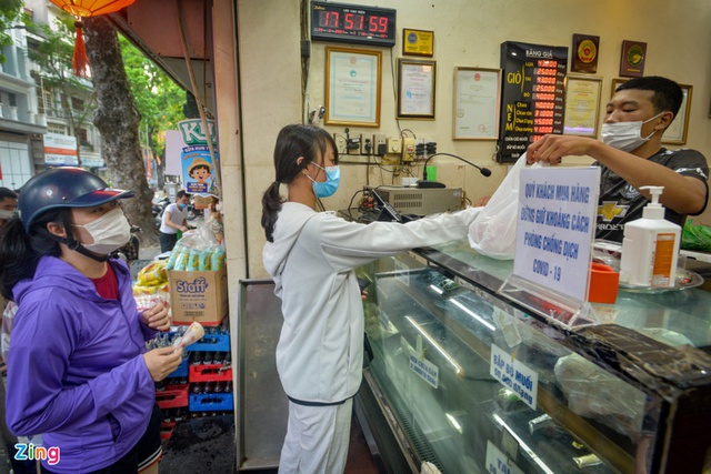 Quán bún ốc ở Hà Nội cả ngày chỉ bán được 3 suất cho khách mang về - Ảnh 4.