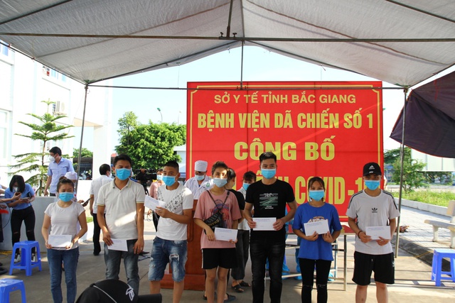Những hình ảnh về 39 bệnh nhân COVID-19 đầu tiên tại Bắc Giang được ra viện - Ảnh 9.