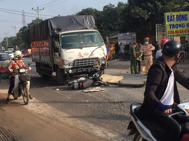 Hà Nội: Đấu đầu với xe tải, 2 thanh niên đi xe máy tử vong - Ảnh 2.