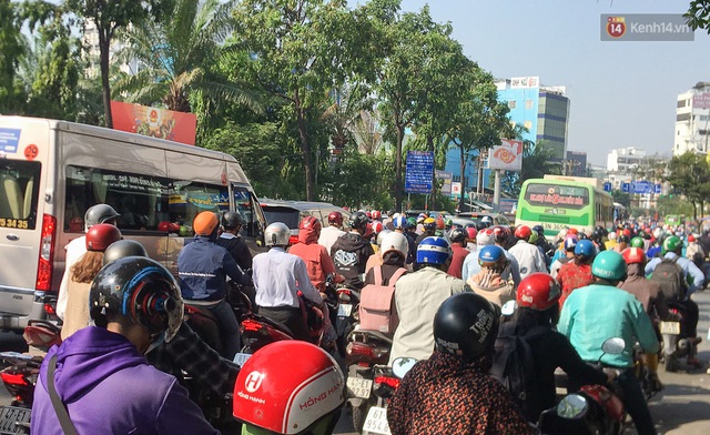 Ngày đầu đi làm sau nghỉ lễ, người Sài Gòn bị trễ giờ vì kẹt xe quá kinh khủng - Ảnh 1.