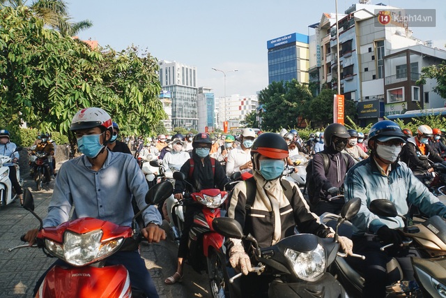 Ngày đầu đi làm sau nghỉ lễ, người Sài Gòn bị trễ giờ vì kẹt xe quá kinh khủng - Ảnh 12.