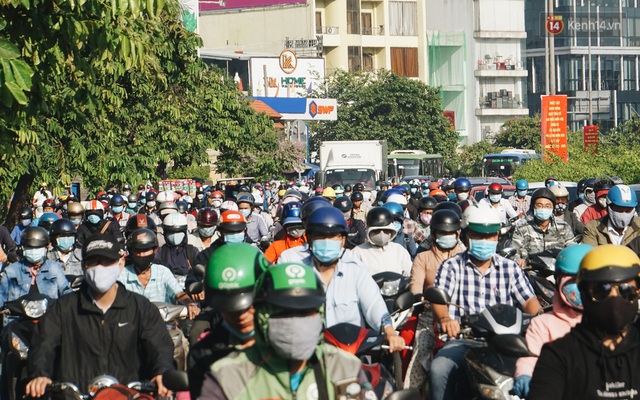 Ngày đầu đi làm sau nghỉ lễ, người Sài Gòn bị trễ giờ vì kẹt xe quá kinh khủng - Ảnh 14.