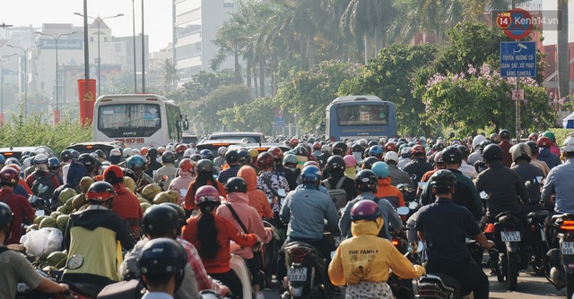 Ngày đầu đi làm sau nghỉ lễ, người Sài Gòn bị trễ giờ vì kẹt xe quá kinh khủng - Ảnh 5.