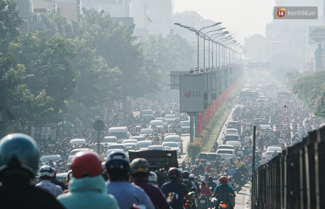 Ngày đầu đi làm sau nghỉ lễ, người Sài Gòn bị trễ giờ vì kẹt xe quá kinh khủng - Ảnh 8.