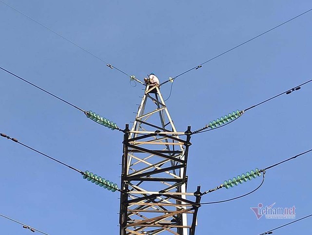 Công an TP Thủ Đức giải cứu người phụ nữ lơ lửng trên trụ điện cao thế - Ảnh 3.