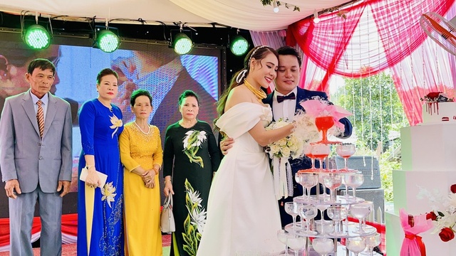 Lễ cưới của Hồ Bích Trâm ở Quảng Ngãi - Ảnh 1.