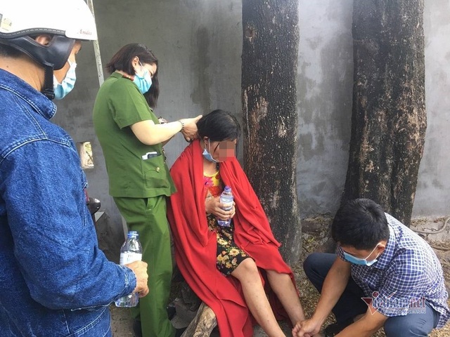 Công an TP Thủ Đức giải cứu người phụ nữ lơ lửng trên trụ điện cao thế - Ảnh 6.