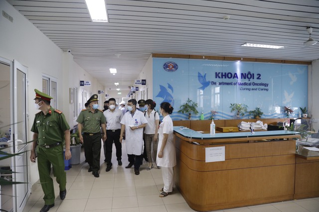 5 người nhà bệnh nhân Bệnh viện K bị phạt 10 triệu vì không đeo khẩu trang - Ảnh 2.