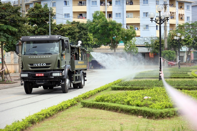 Binh chủng Hóa học phun khử trùng toàn bộ ổ dịch BV Bệnh Nhiệt đới TW 2 - Ảnh 11.