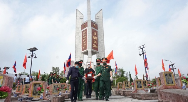 Nghệ An: Tổ chức trọng thể lễ an táng 95 liệt sĩ quân tình nguyện và chuyên gia Việt Nam - Ảnh 3.