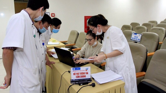 Bệnh viện TW Huế kích hoạt đối đa biện pháp phòng dịch, sàng lọc ngẫu nhiên cho 30% nhân viên y tế, người bệnh - Ảnh 9.