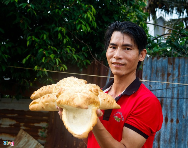 Bánh mì cá sấu khổng lồ độc đáo ở TP.HCM - Ảnh 1.