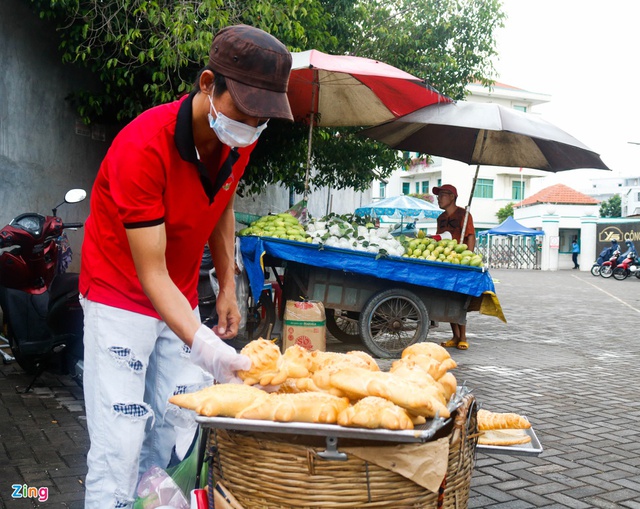 Bánh mì cá sấu khổng lồ độc đáo ở TP.HCM - Ảnh 6.