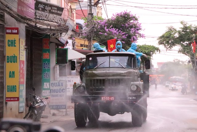 Cận cảnh phun thuốc khử khuẩn toàn xã Tô Hiệu liên quan đến 10 bệnh nhân COVID-19 tại huyện Thường Tín, Hà Nội - Ảnh 5.