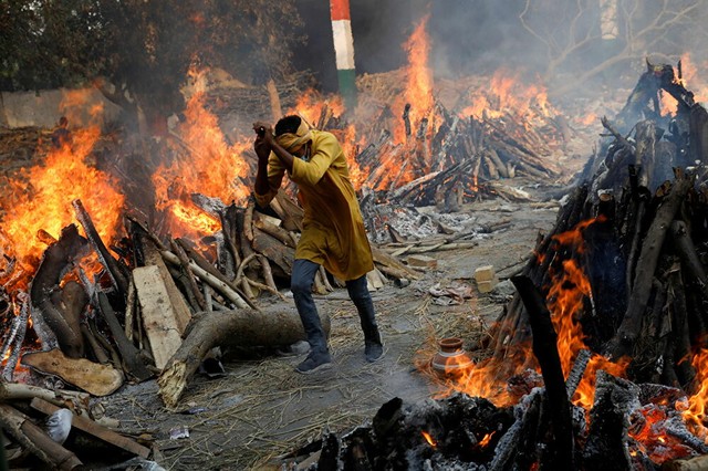 Địa ngục trần gian ở Ấn Độ: 21 người chết oan sau khi đi dự đám tang một bệnh nhân COVID-19 - Ảnh 2.