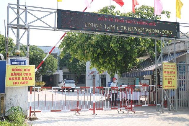 Thị trấn Phong Điền (Thừa Thiên - Huế) ngày đầu thực hiện giãn cách xã hội - Ảnh 4.