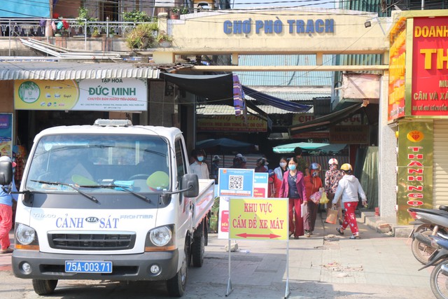 Thị trấn Phong Điền (Thừa Thiên - Huế) ngày đầu thực hiện giãn cách xã hội - Ảnh 8.