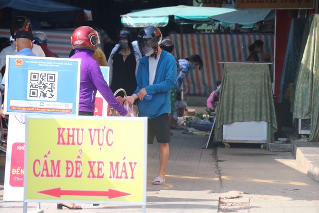 Thị trấn Phong Điền (Thừa Thiên - Huế) ngày đầu thực hiện giãn cách xã hội - Ảnh 7.