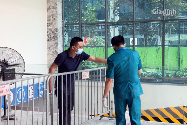 Hà Nội: Lập rào chắn kiểm soát y tế toàn bộ chung cư The Legacy ở Thanh Xuân - Ảnh 7.