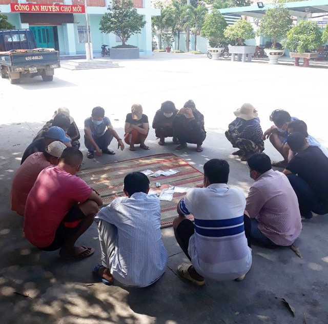 Bị cảnh s&aacute;t h&igrave;nh sự bắt tại trận, nhiều qu&yacute; b&agrave; c&uacute;i mặt tr&ecirc;n chiếu bạc  - Ảnh 1.