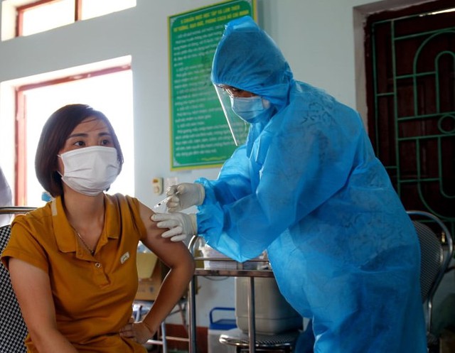 Thứ trưởng Nguyễn Trường Sơn đề nghị Bắc Giang đẩy nhanh tiến độ và đảm bảo an toàn tiêm vaccine COVID-19 cho người dân - Ảnh 4.