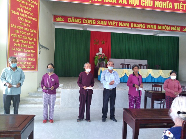 Đoàn từ thiện của Nghệ sĩ Hoài Linh và các nhà hảo tâm trao tiền hỗ trợ người dân Quảng Trị, Thừa Thiên Huế - Ảnh 1.