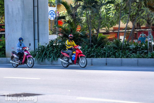 Hà Nội nắng như đổ lửa trên 40 độ C, người dân bịt kín như Ninja đường phố  - Ảnh 12.