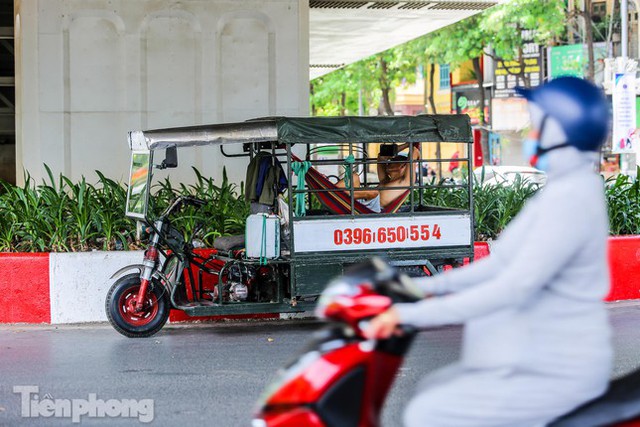 Hà Nội nắng như đổ lửa trên 40 độ C, người dân bịt kín như Ninja đường phố  - Ảnh 15.